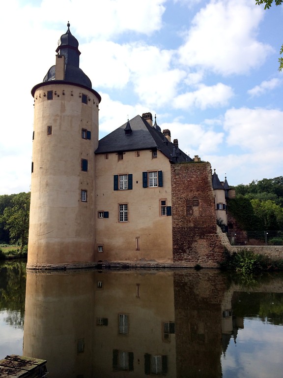 Ansicht auf den runden Südturm von Burg Veynau bei Euskirchen und ein Teil des Wassergrabens (2014)