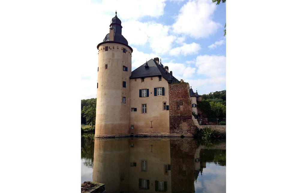 Ansicht auf den runden Südturm von Burg Veynau bei Euskirchen und ein Teil des Wassergrabens (2014)