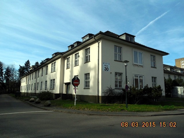 Ein Gebäude (ehemaliger Kasernenbau) des ehemaligen Flugplatzes Ostheim in Köln-Merheim (2015)