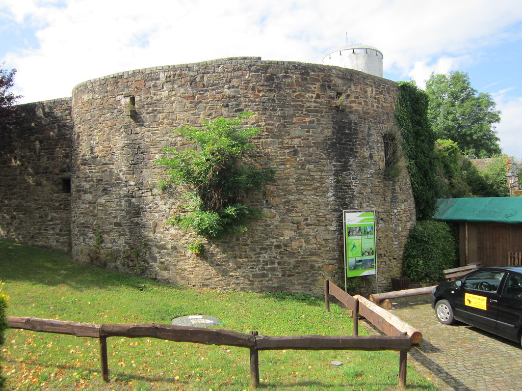Südöstlicher Wehrturm des Zwingers von Burg Reifferscheid in Hellenthal (2013).