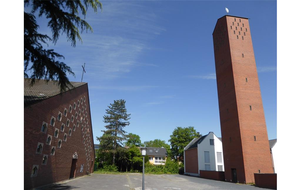 Katholische Kirche Heilig Kreuz in Hochkreuz im Süden von Bonn (2016)