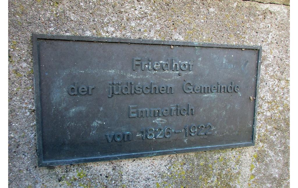 Schild am Eingangstor zum jüdischen Friedhof in der Wassenbergstraße in Emmerich (2017).