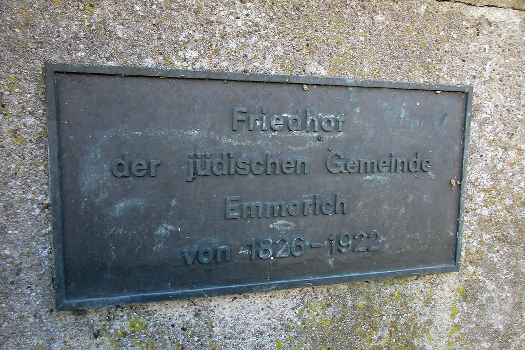 Schild am Eingangstor zum jüdischen Friedhof in der Wassenbergstraße in Emmerich (2017).