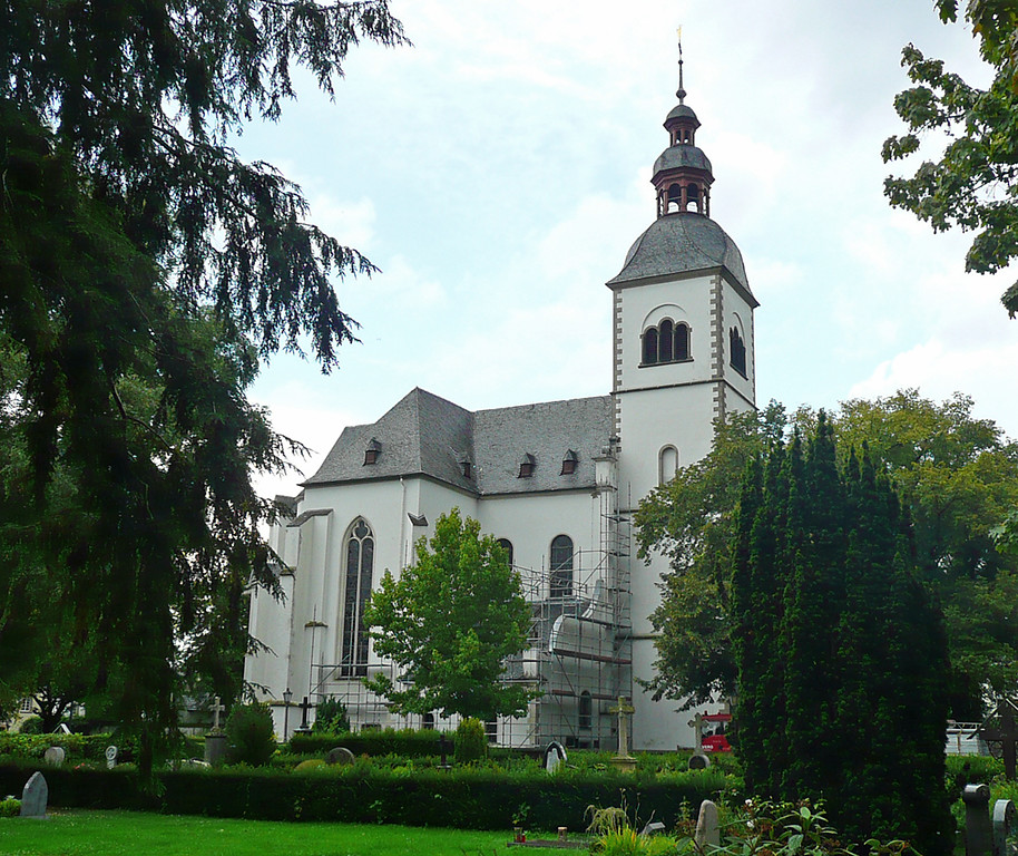 Die Stiftskirche Sankt Peter in Vilich mit dem davor liegenden Friedhof von Norden aus gesehen (2014)