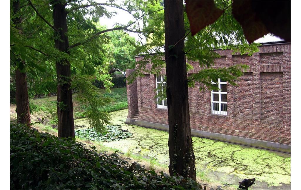 Gräften (umgebende Wassergräben) an Haus Bitz in Bachem (2013)