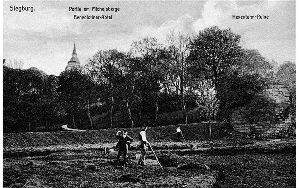Eine historische Postkarte von 1909 zeigt rechts im Bild die Ruine des Siegburger Hexenturms, im Hintergrund der Turm der Abteikirche Sankt Michael.