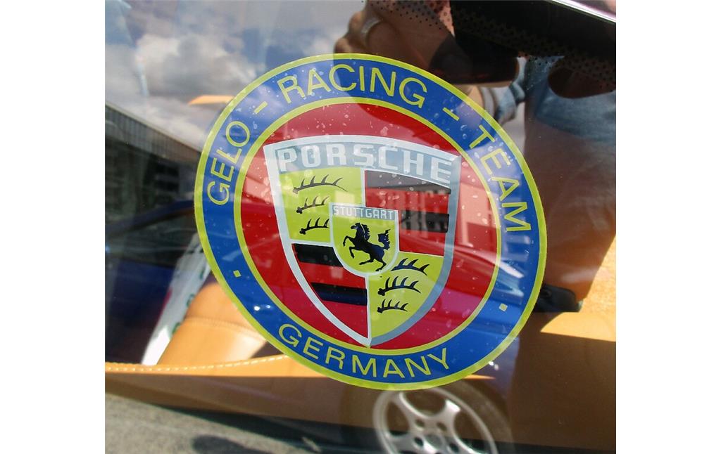 Aufkleber mit dem Logo des Kölner Rennsportteams "GELO - Racing Team - Germany" und dem Wappen des Sportwagenherstellers Porsche (2020).