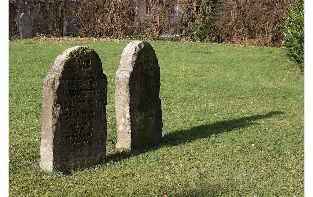Grabsteine auf dem jüdischen Friedhof in der Dechant-Kreiten-Straße in Meckenheim (2011).