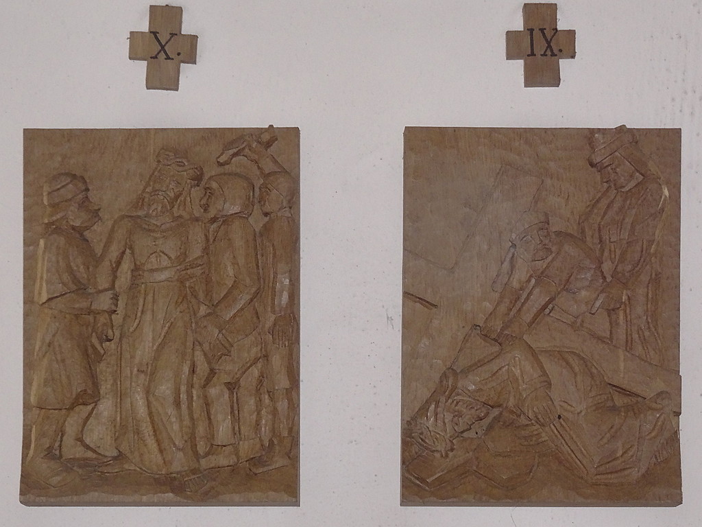 Kreuzwegszenen 9 und 10 des Bildschnitzers Josef Janssen von 1992 in der Kapelle Sankt Dionysius in Waldorf (2018).