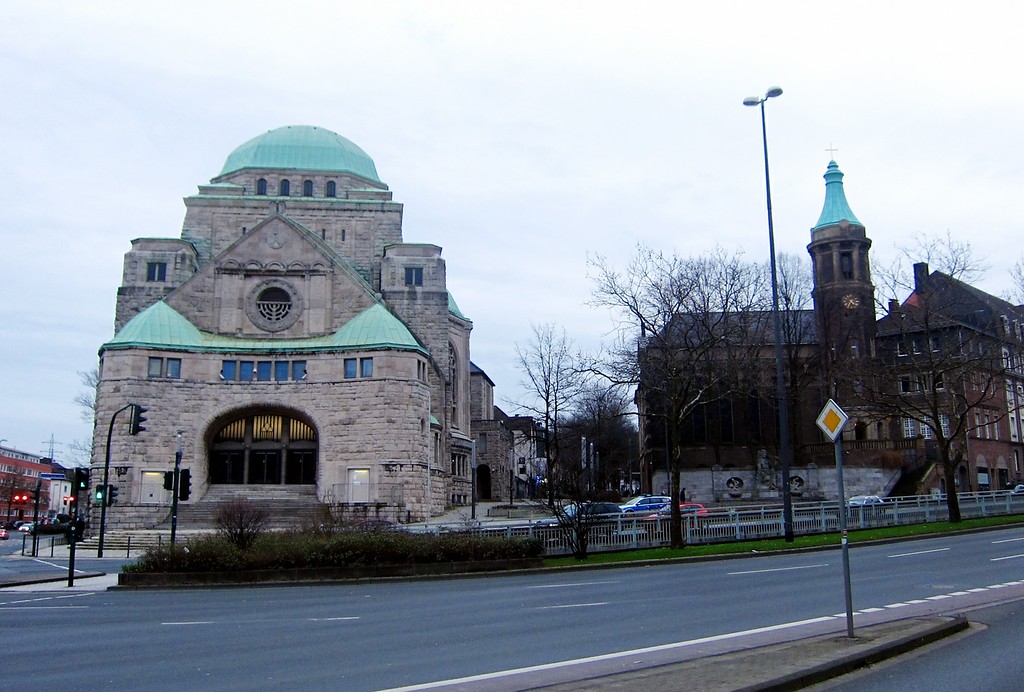 Die Alte Synagoge Essen (links) und die Altkatholische Friedenskirche (rechts), Ansicht von von der L448 / Schützenbahn aus (2014).