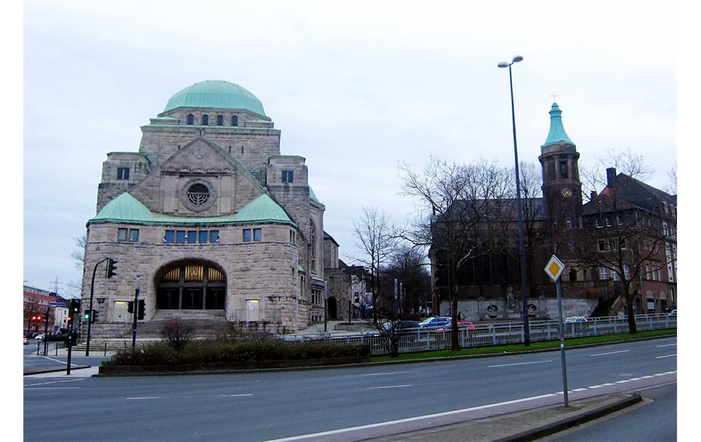 Die Alte Synagoge Essen (links) und die Altkatholische Friedenskirche (rechts), Ansicht von von der L448 / Schützenbahn aus (2014).