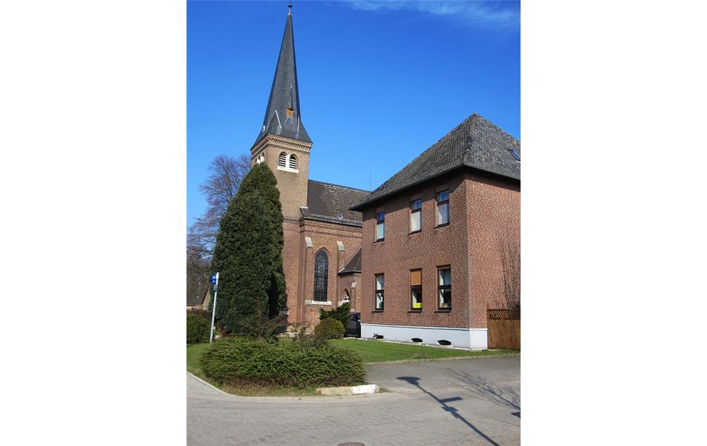 Teilansicht der Pfarrkirche in Uedem-Uedemerbruch (2011)