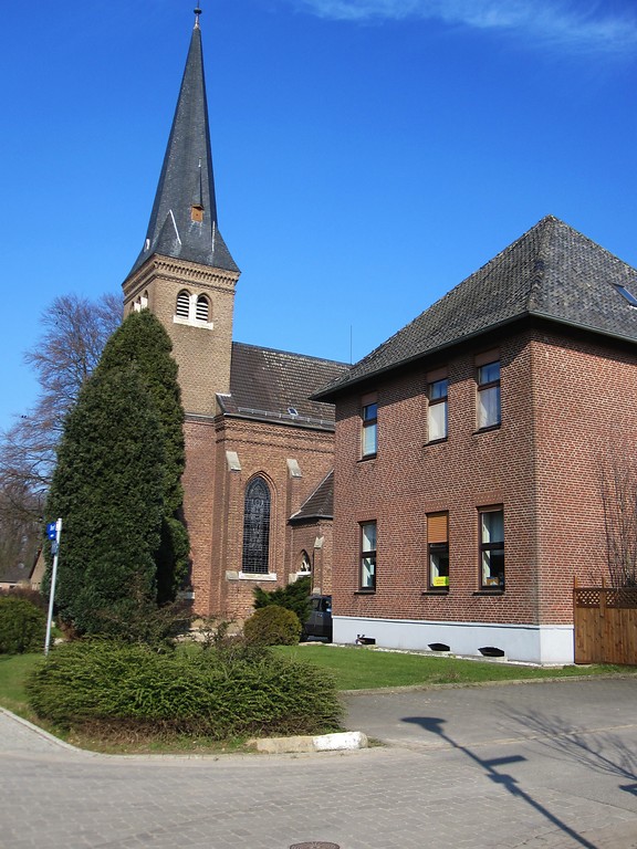 Teilansicht der Pfarrkirche in Uedem-Uedemerbruch (2011)