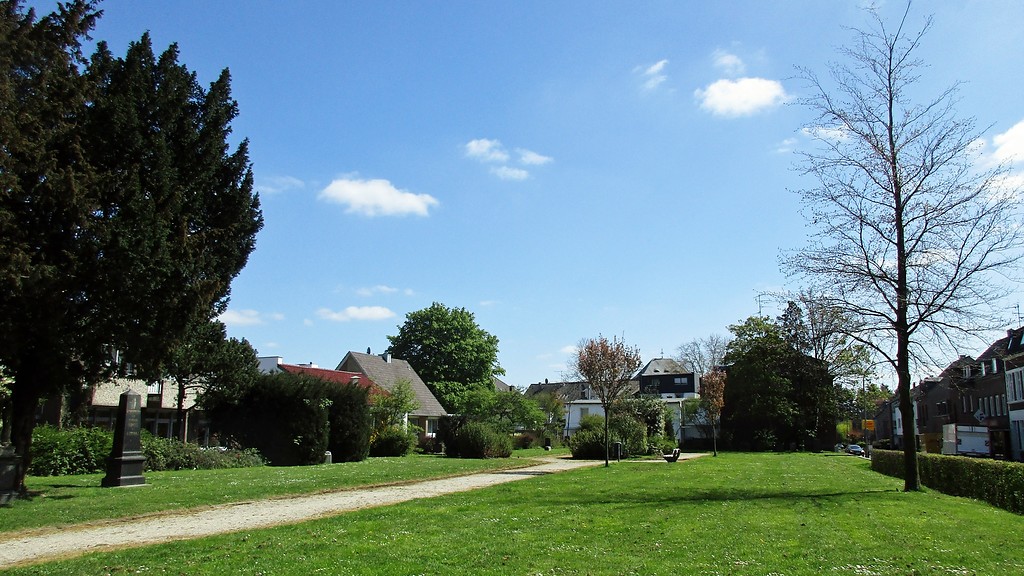 Ansicht des kleinen Parks in der Kalkarer Straße in Goch, in den heute der alte jüdische Friedhof vor Ort integriert ist (2016).