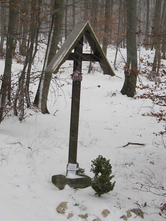Wegekreuz mit Jesusfigur am Eckartsfeld in Pohl (2012).
