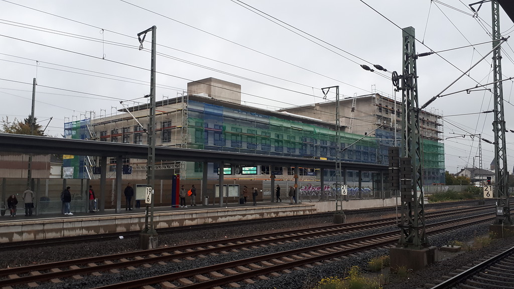 Das noch im Bau befindliche neue Bahnhofsgebäude in Troisdorf, Blick vom Bahnsteig auf den Neubau (2018).