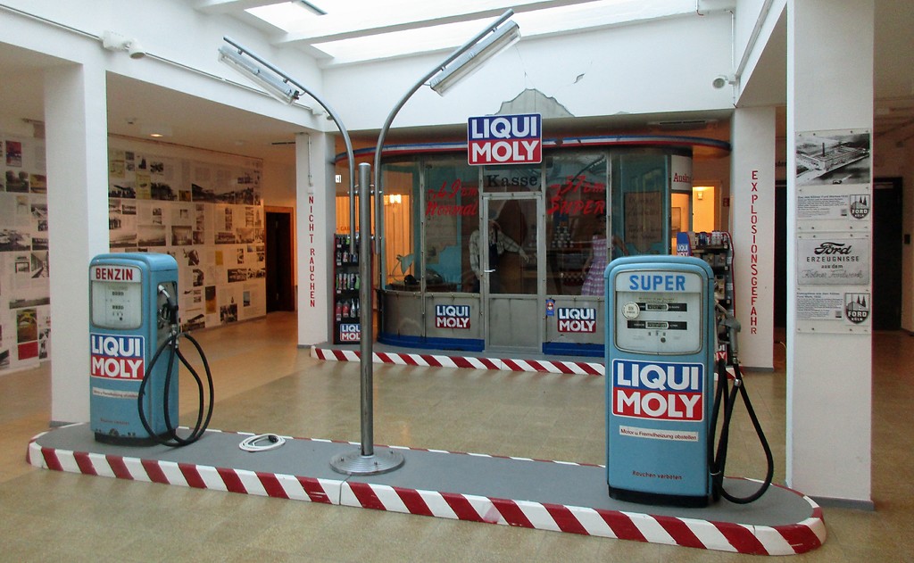 Nachbau einer Tankstelle der 1960/70er Jahre in der Ausstellung der "Motorworld Köln" am früheren Flughafen Köln-Butzweilerhof (2019).