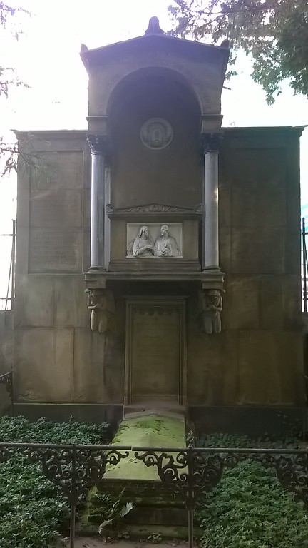Das Grabmal des Ehepaars Niebuhr auf dem Alten Friedhof in Bonn-Nordstadt (2014).