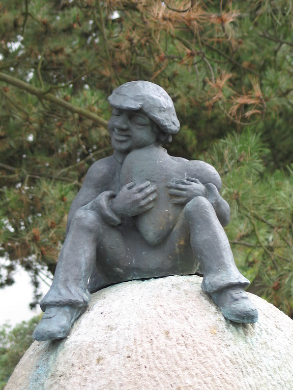 Bronzene Brunnenfigur des Herzdriggerbrunnens in Altenglan (2003)