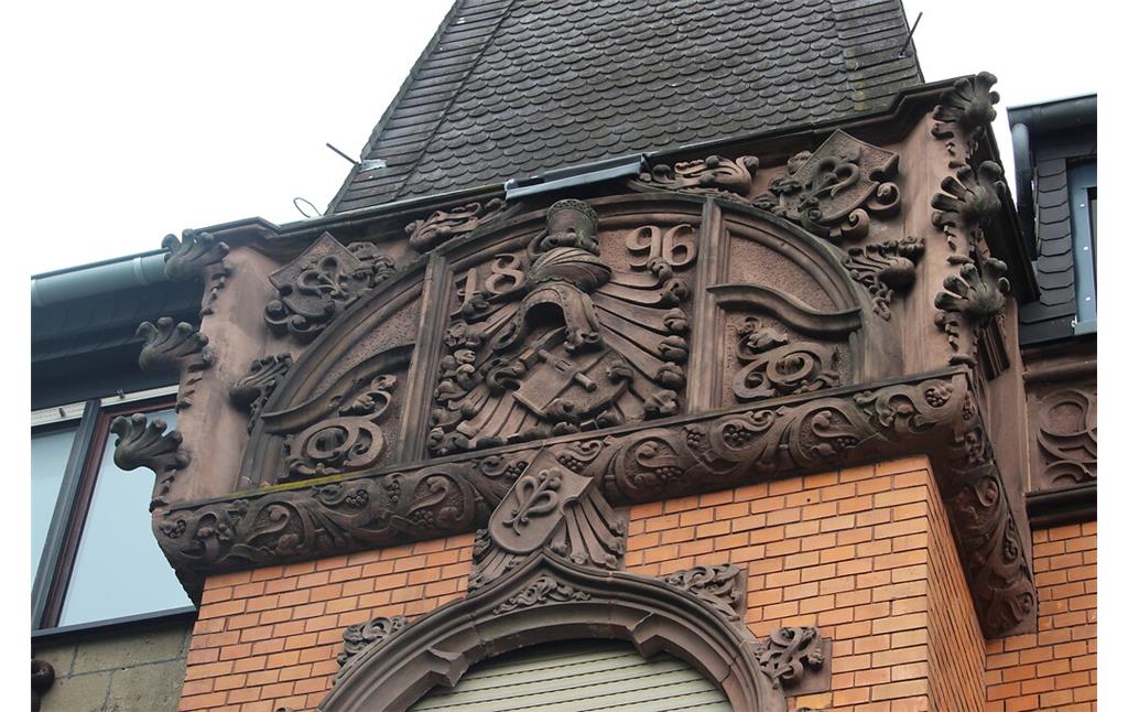 Detailansicht der Jahreszahl 1896 als Jahr der Fertigstellung des Hauses Blumenstraße 8 in Koblenz-Lützel (2020).