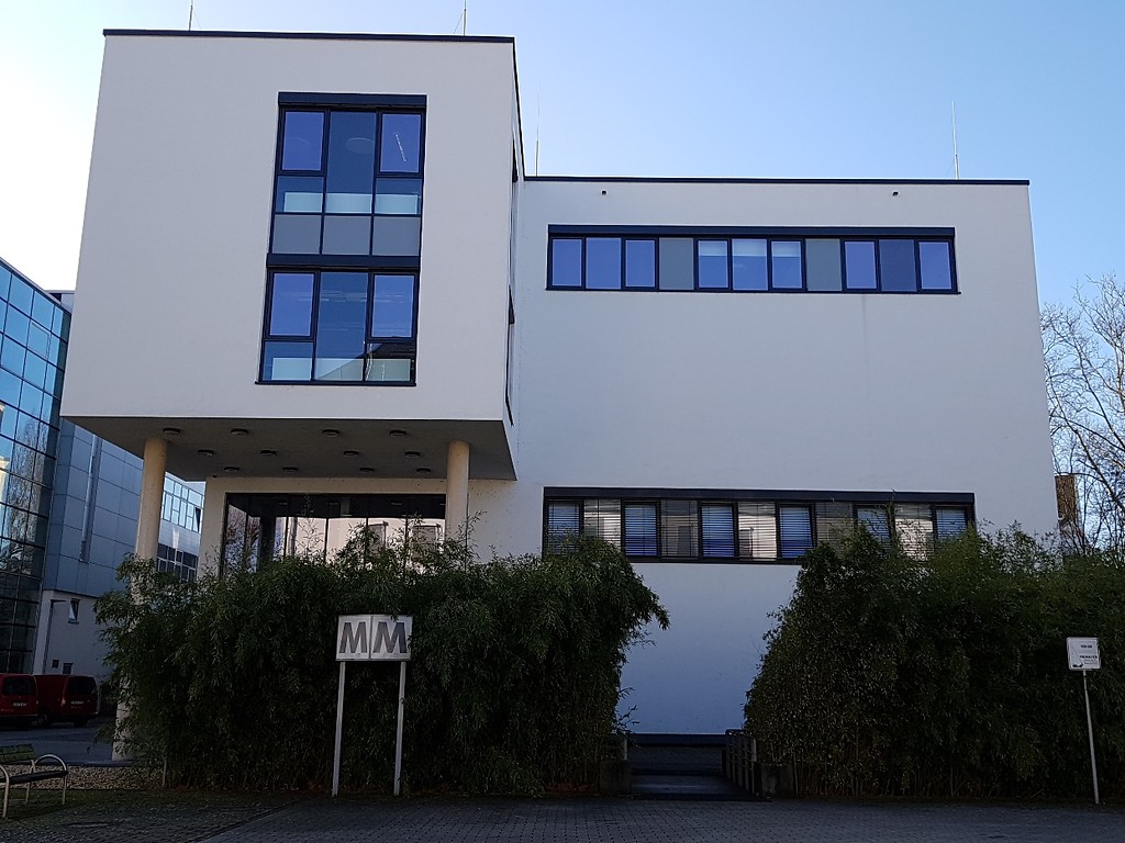 Ansicht von Osten auf das M-Gebäude des Campus Koblenz der Universität Koblenz-Landau (2017).