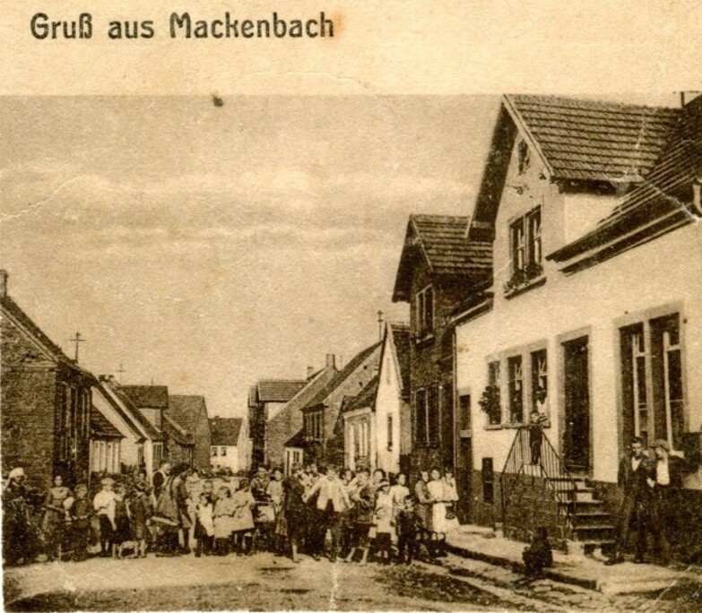 Ausschnitt aus einer historischen Postkarte mit der Kindsbacherstraße in Mackenbach (um 1920)