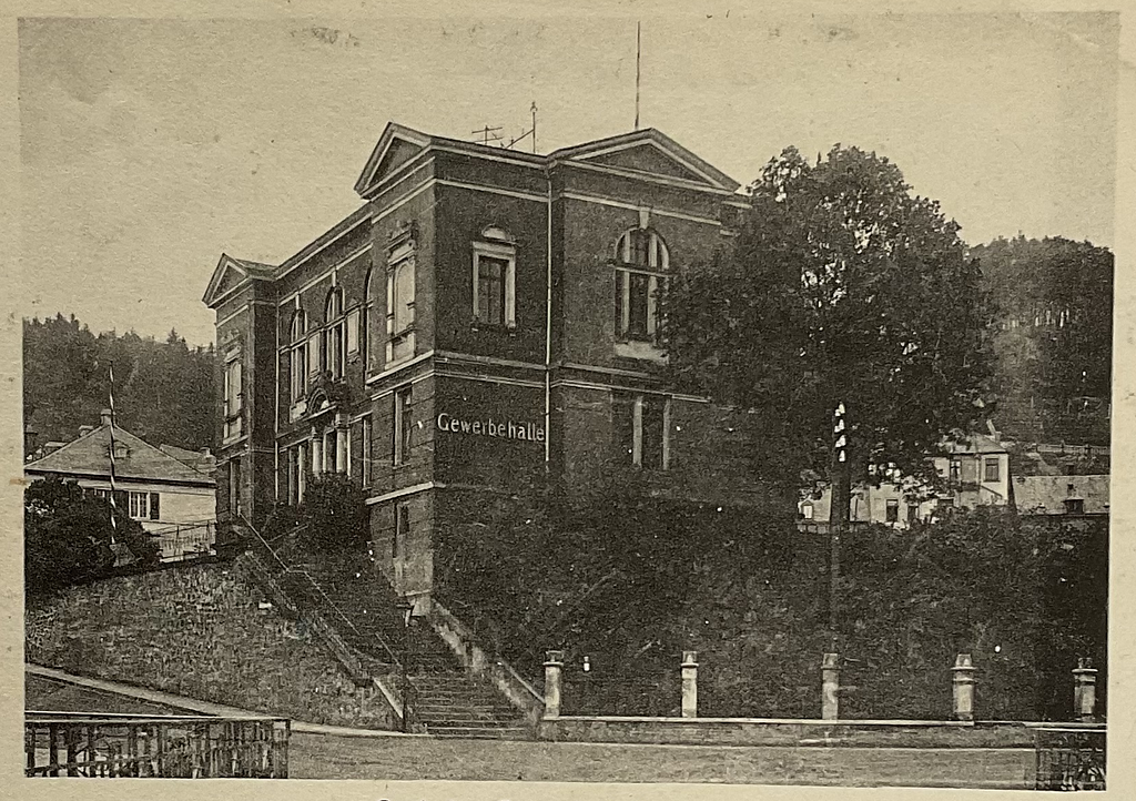 Historische Fotografie der Gewerbehalle (um 1920)