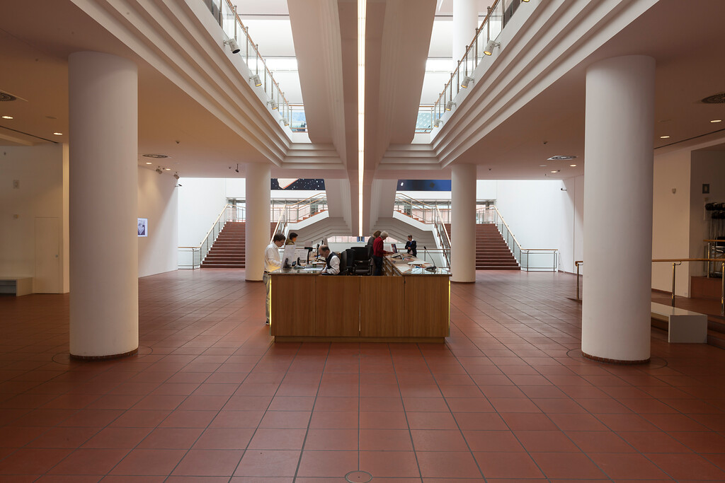 Foyer des Museum Ludwig in Köln (2017), in der Mitte befindet sich der Kassenbereich.