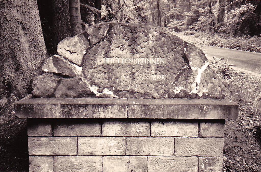 Ritterstein Nr. 235 "Huettenbrunnen" im Edenkobener Tal (1993)
