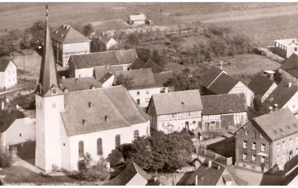 Luftbild der Gebäude um die Kirche in Helferskirchen (1950er Jahre)