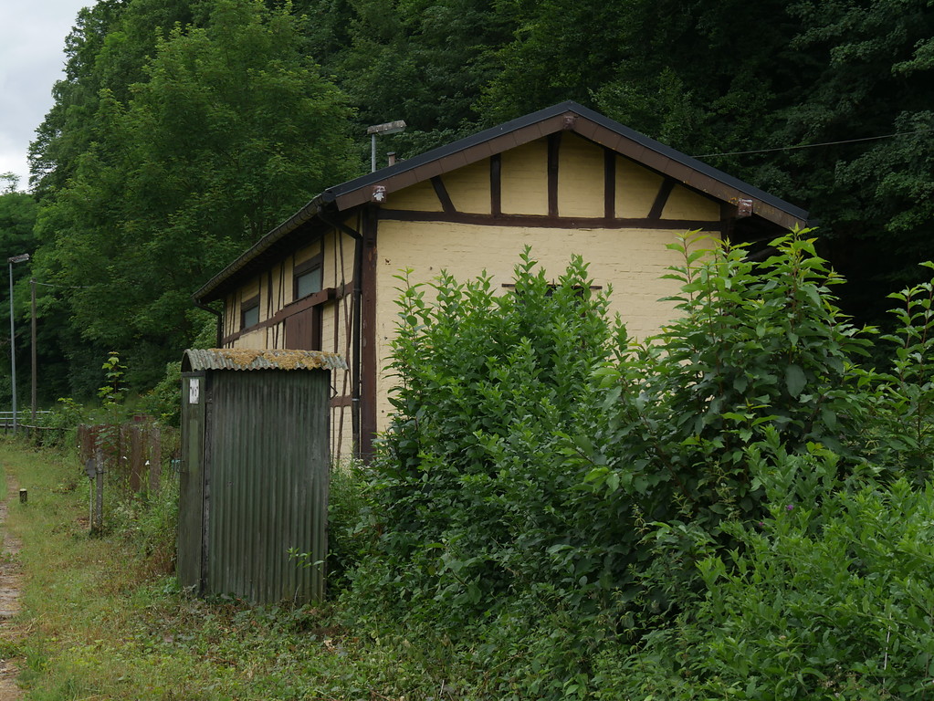 Ostseite des Güterschuppens beim Streckenwärterhaus bei Weilburg (2017)