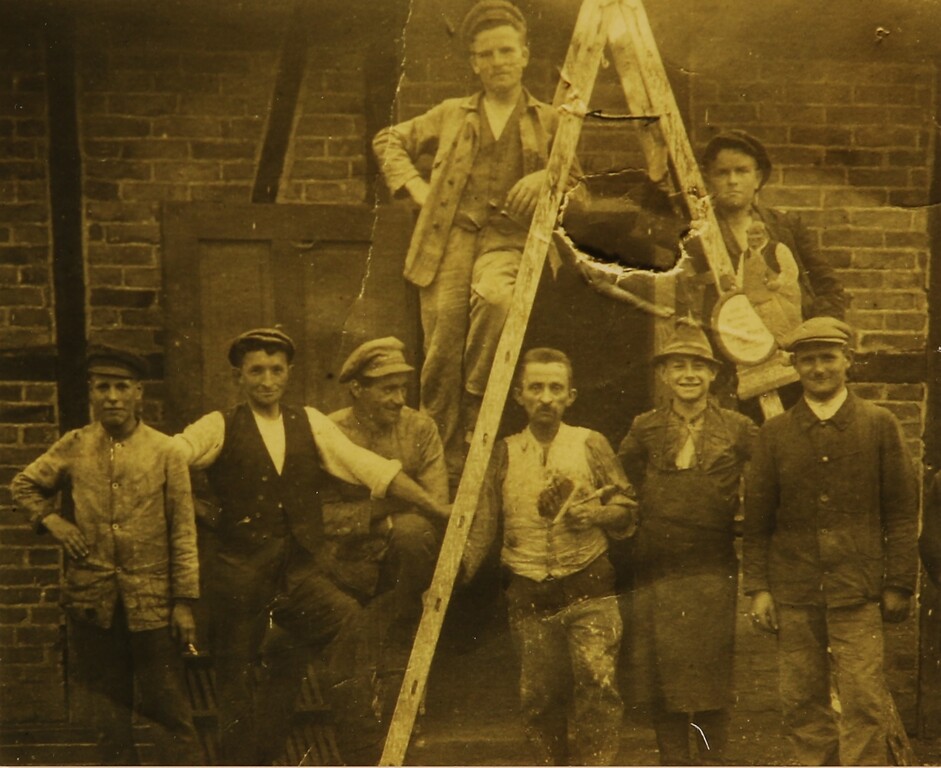 Arbeiter des Basaltsteinbruchs in Dattenberg vor der Kaffeebude (um 1930).