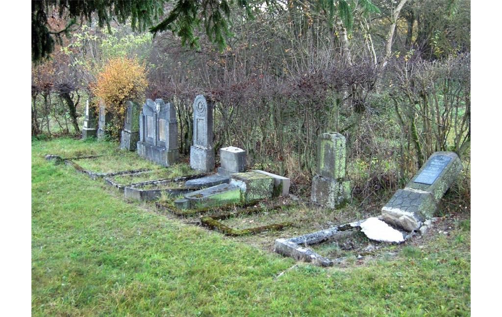 Umgestürzte Grabsteine auf dem jüdischen Friedhof in Kaisersesch (November 2011).