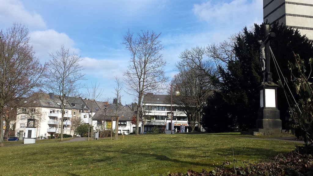 Blick in den St. Veit Park neben der gleichnamigen Pfarrkirche in Mayen (2015).