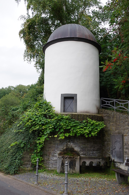 Schönbornbrünnchen - Brunnenstube und Belüftungsturm der kurfürstlichen Wasserleitung in Koblenz-Metternich (2014)