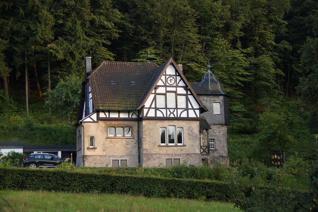 Das Forsthaus Lohrberg in Königswinter-Margarethenhöhe (2014), seit 2012 als "Naturparkhaus Siebengebirge" des Verschönerungsvereins für das Siebengebirge genutzt.