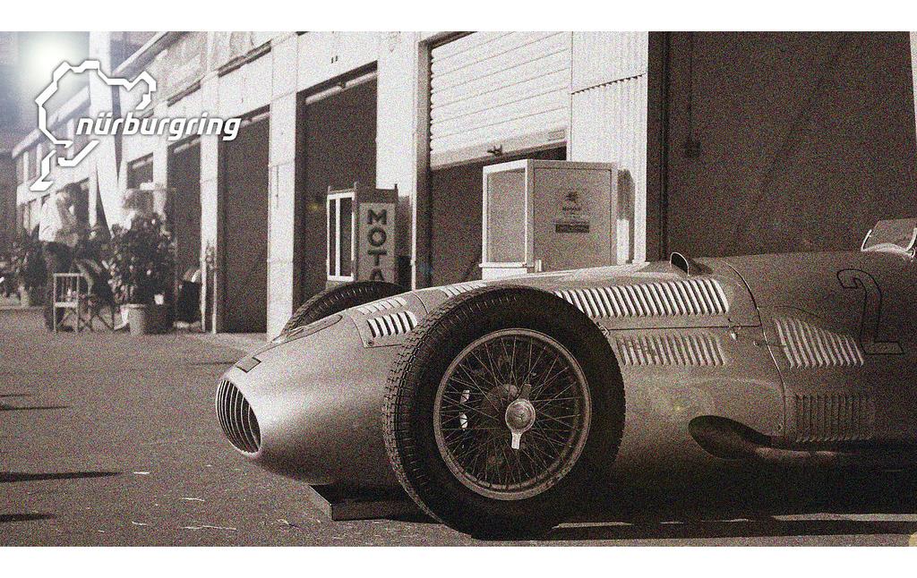 Historisierendes Pressefoto, Aufnahme 2011: Ein Mercedes Benz-Rennwagen (W 154, "Silberpfeil" von 1938) im alten Fahrerlager am Nürburgring.