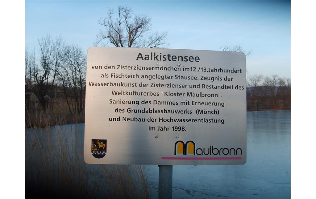 Hinweisschild am Aalkistensee in der Klosterlandschaft Maulbronn (2013), das auf die Sanierung des Staudammes im Jahr 1998 hinweist