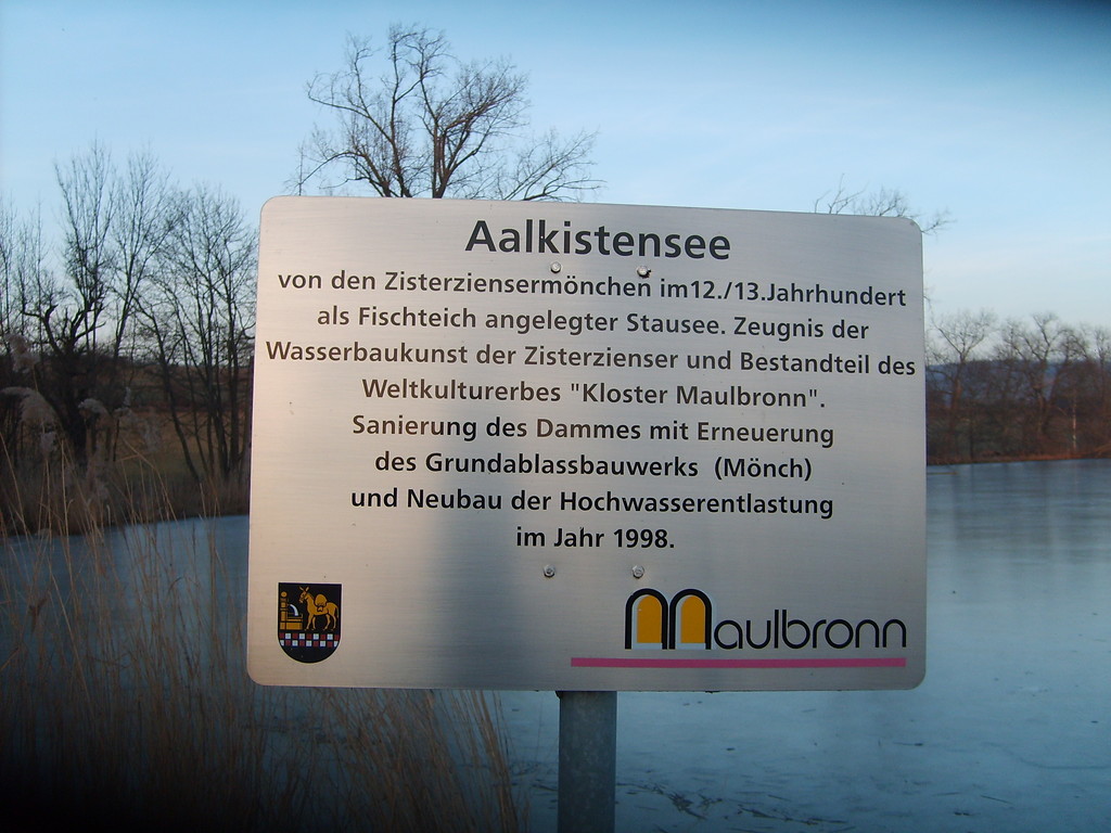 Hinweisschild am Aalkistensee in der Klosterlandschaft Maulbronn (2013), das auf die Sanierung des Staudammes im Jahr 1998 hinweist