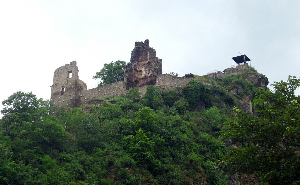 Blick aus dem Ahrtal auf die Burgruine Are bei Altenahr (2015).