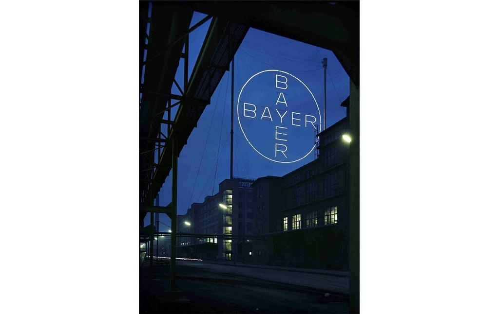 Das Bayer-Kreuz auf dem Dach des Farbenlagers, Gebäude B 9 im Jahr 1958.