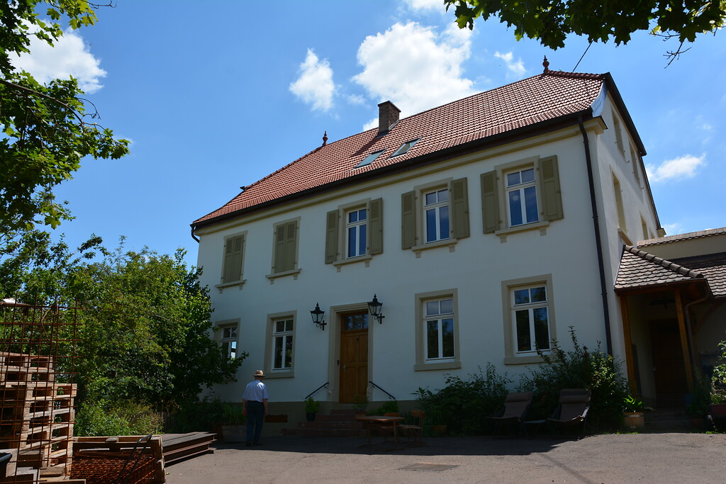 Blick auf das alte Schulhaus in Weitersweiler, Frontansicht (2020)