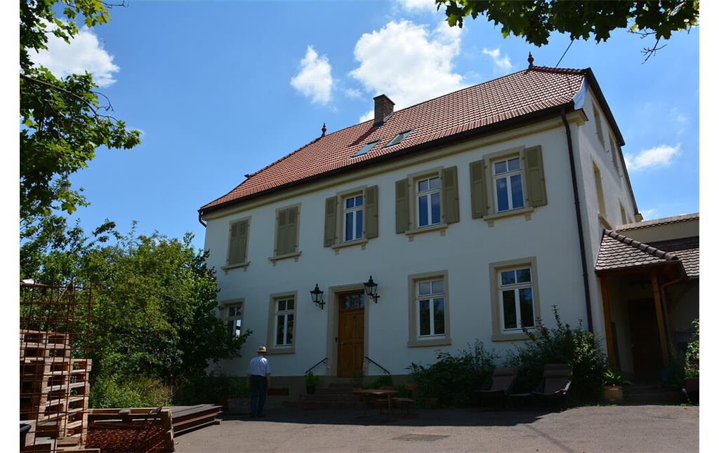 Blick auf das alte Schulhaus in Weitersweiler, Frontansicht (2020)