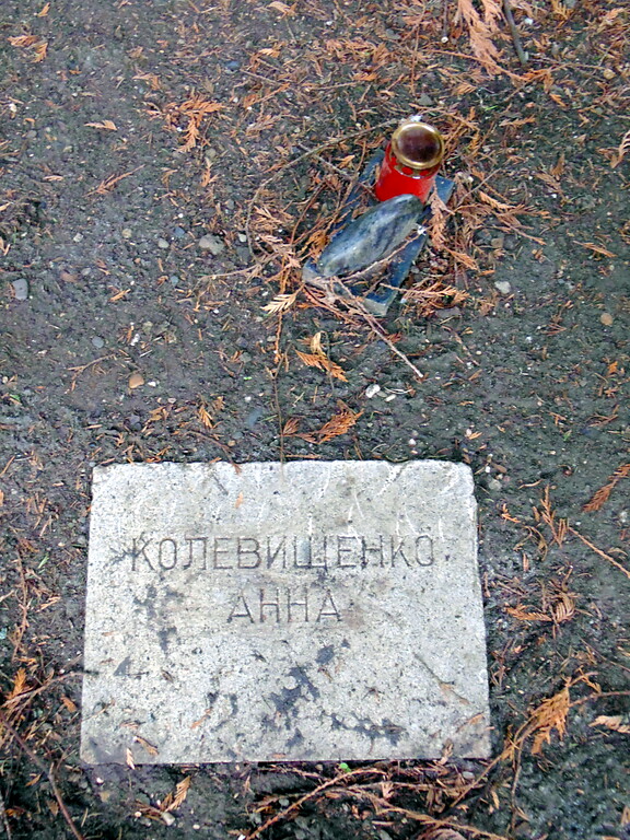 Das Frauengrab auf dem Gräberfeld für sowjetische Kriegsgefangene auf dem Westfriedhof in Köln-Vogelsang (2021). Laut Inschrift ruht hier eine "Anna Kolewischenko".