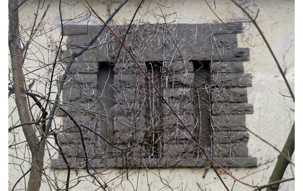 Fenster- oder Belüftungsöffnung auf der Rückseite des Hochbunkers in Vilich-Müldorf (2018).