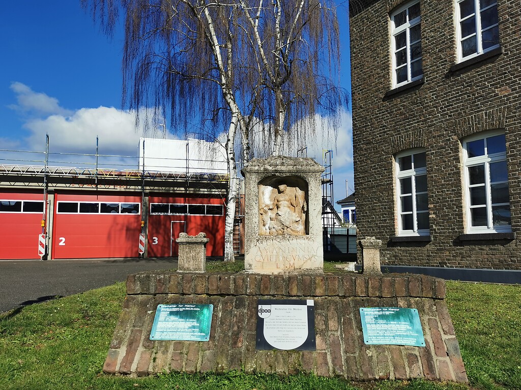 Das Merkurdenkmal mit drei Weihesteinen vor dem Feuerwehrgerätehaus in der Straßburger Straße in Bornheim-Sechtem (2022).