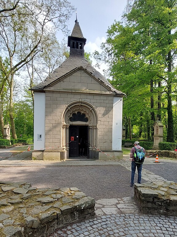 Die 1686 errichtete Waldkapelle zum Heiligen Namen Jesu im Rheinbacher Stadtwald (2022). Die Wallfahrtskapelle, neben dem sich einst ein kleines Franziskaner-Kloster befand, geht auf eine um 1681 beginnende Pilgertätigkeit zu diesem Ort zurück.