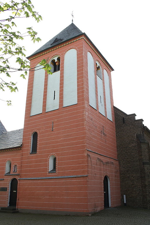 Blick auf die katholische Pfarrkirche St. Jakobus in Alfter-Gielsdorf (2011).
