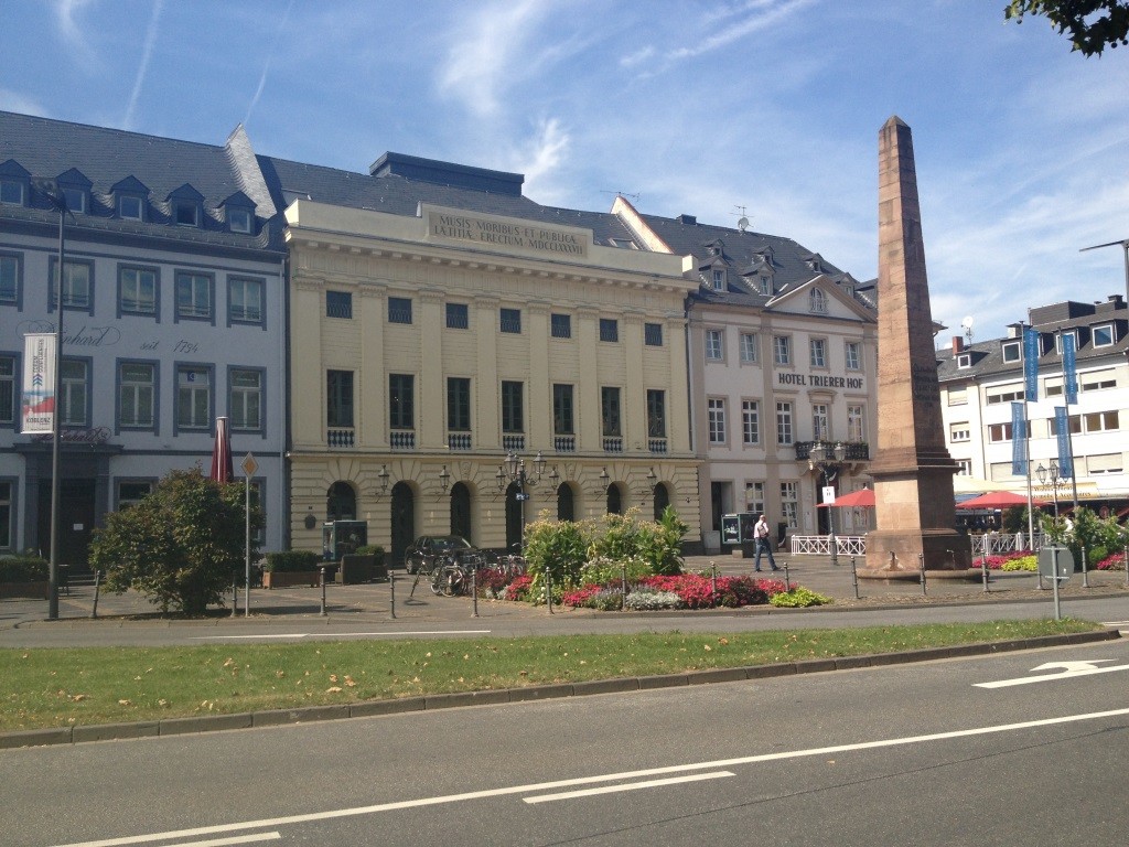 Das Koblenzer Stadttheater mit dem Obelisk (Clemensbrunnen) auf dem Deinhardplatz vor dem Theater (2013)
