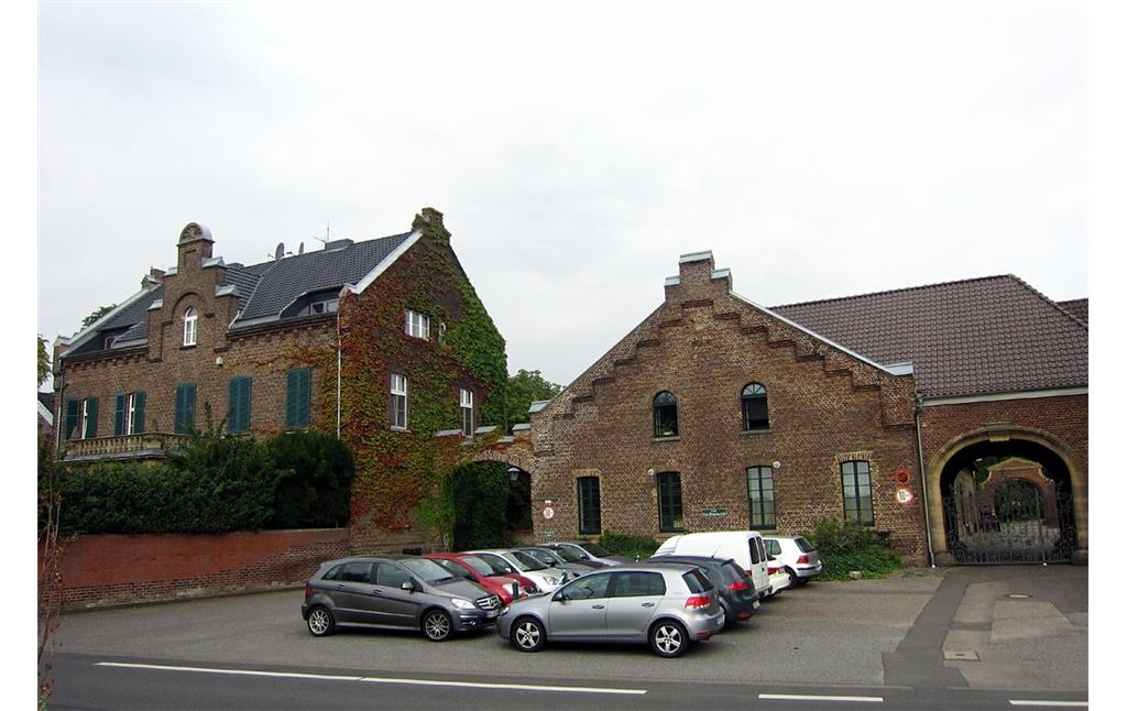 Die frühere Wasserburg Neu-Hemmerich, heute Gutshof, aus  Blickrichtung Bachemer Straße in Frechen-Bachem (2013)